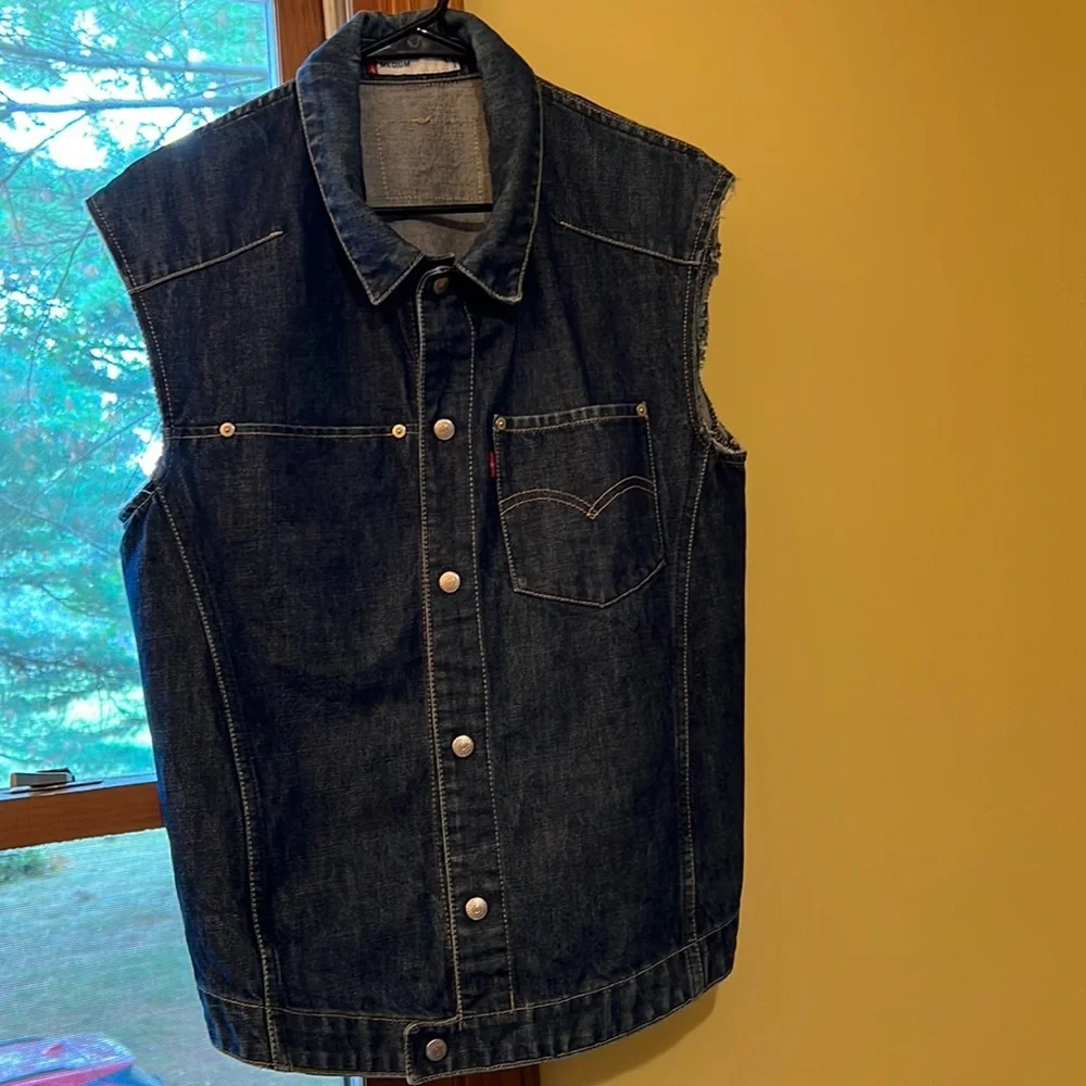 Levi’s Men’s Vest/Waistcoat Like New Medium Denim Blue Classic Collar Buttons - Picture 2 of 11